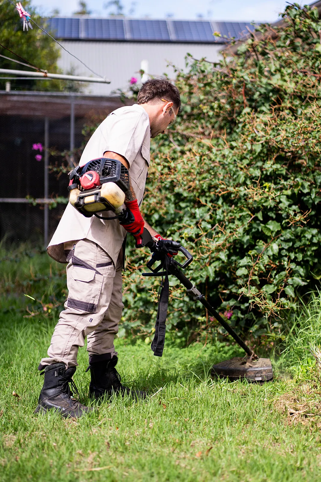 Full-body service image with worker, tool and garden context